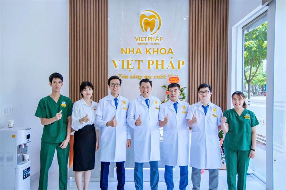 Đội ngũ Nha Khoa Việt Pháp mặc áo blouse và đồng phục y tế của Minh Mỹ
