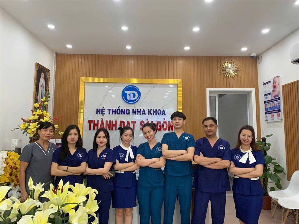 Đội ngũ Nha Khoa Thành Đạt Sài Gòn mặc đồng phục y tế xanh navy thêu logo của Minh Mỹ