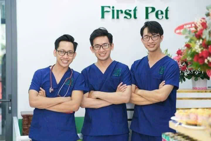 Đội ngũ Phòng khám thú y First Pet mặc bộ scrubs xanh navy thêu logo của Minh Mỹ