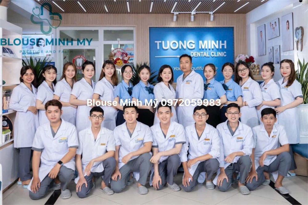 Cả ekip Nha Khoa Tường Minh mặc áo blouse Minh Mỹ tại phòng khám